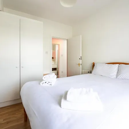 Flat W/ Balcony & Canal View - 4min To Station Apartment *