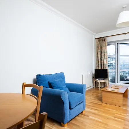 Flat W/ Balcony & Canal View - 4min To Station *