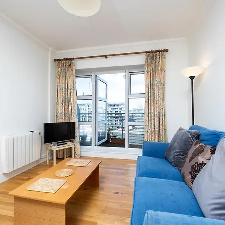 Flat W/ Balcony & Canal View - 4min To Station *