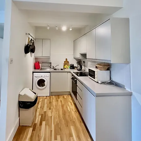 Flat W/ Balcony & Canal View - 4min To Station