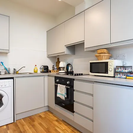 Flat W/ Balcony & Canal View - 4min To Station Apartment *