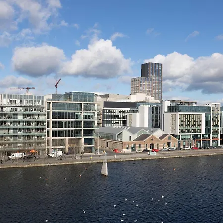 Flat W/ Balcony & Canal View - 4min To Station Apartment *