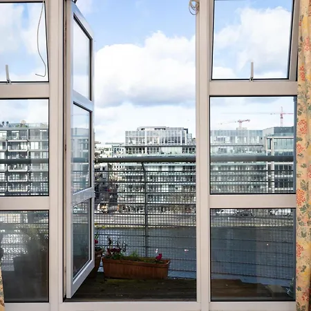 Flat W/ Balcony & Canal View - 4min To Station Apartment *