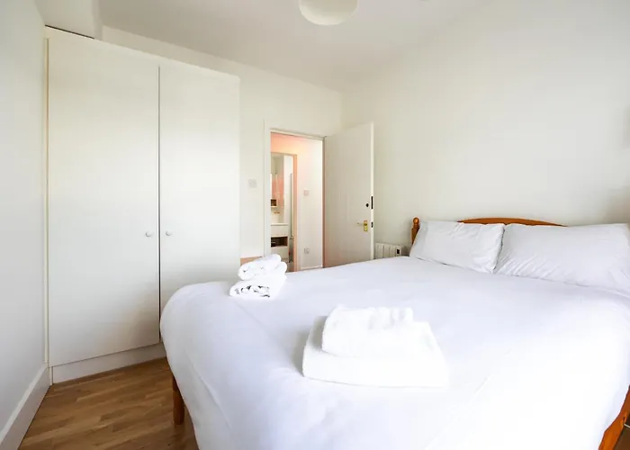 Flat W/ Balcony & Canal View - 4min To Station شقة *