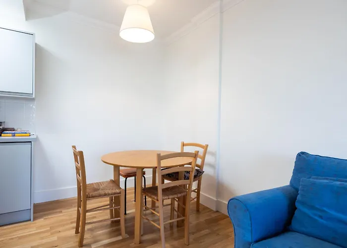 Flat W/ Balcony & Canal View - 4min To Station شقة