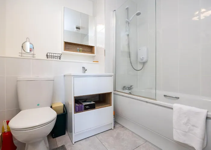 Flat W/ Balcony & Canal View - 4min To Station شقة دبلن