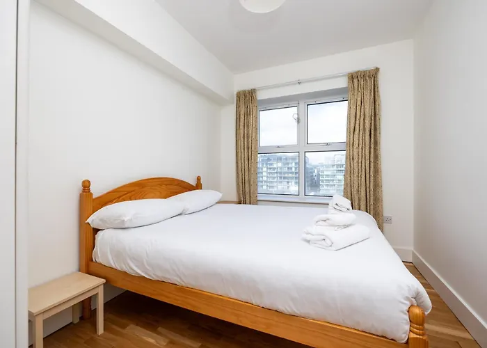 Flat W/ Balcony & Canal View - 4min To Station