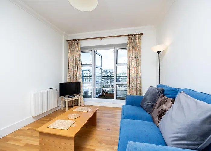 Flat W/ Balcony & Canal View - 4min To Station *