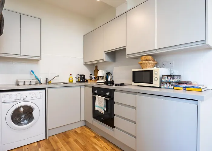 Flat W/ Balcony & Canal View - 4min To Station شقة *