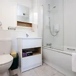 Flat W/ Balcony & Canal View - 4min To Station Apartman Dublin