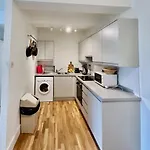 Flat W/ Balcony & Canal View - 4min To Station