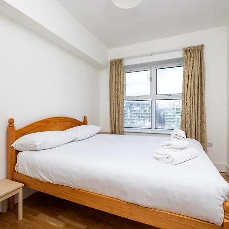 Flat W/ Balcony & Canal View - 4min To Station