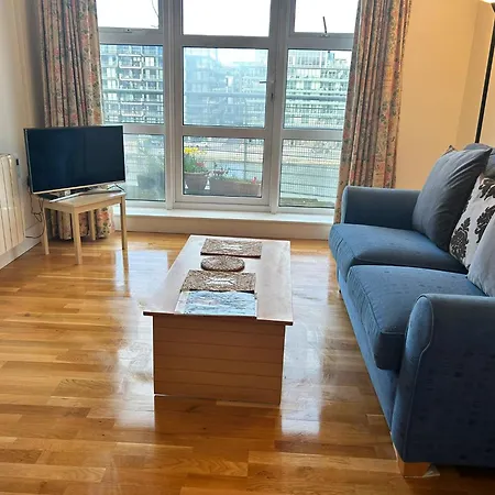 Flat W/ Balcony & Canal View - 4min To Station *