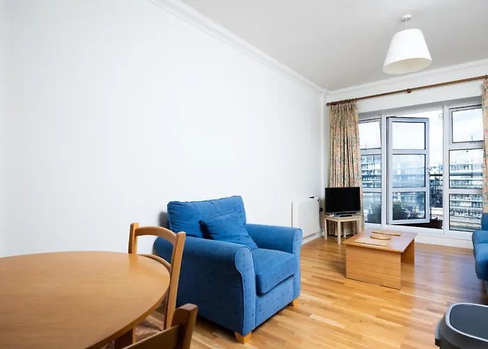 Flat W/ Balcony & Canal View - 4min To Station *