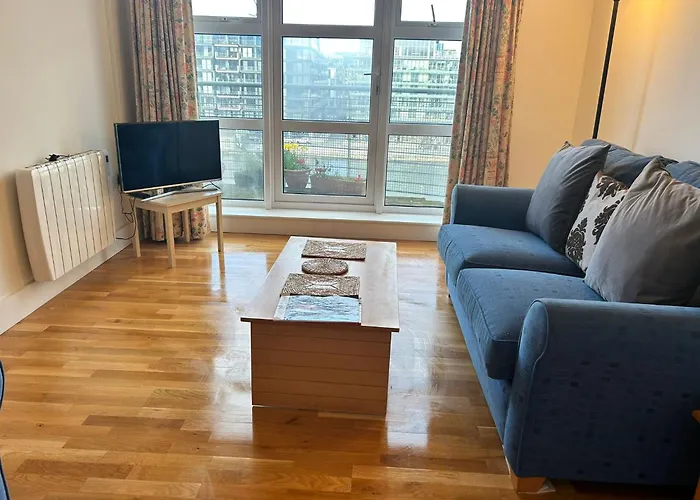 Flat W/ Balcony & Canal View - 4min To Station *