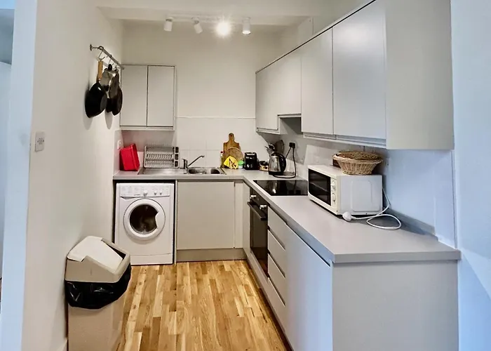 Flat W/ Balcony & Canal View - 4min To Station