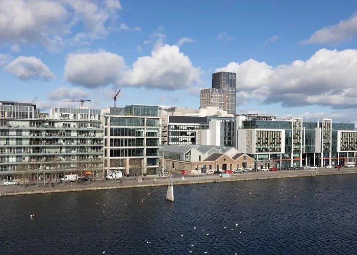 Flat W/ Balcony & Canal View - 4min To Station דירה *